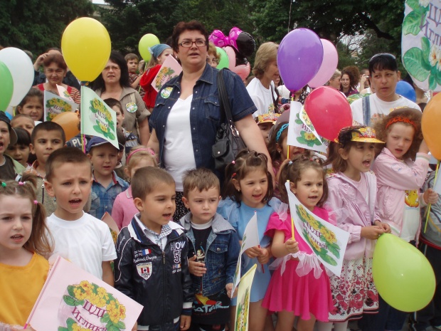 300 малчугани от детските градини рецитират „Аз съм българче”