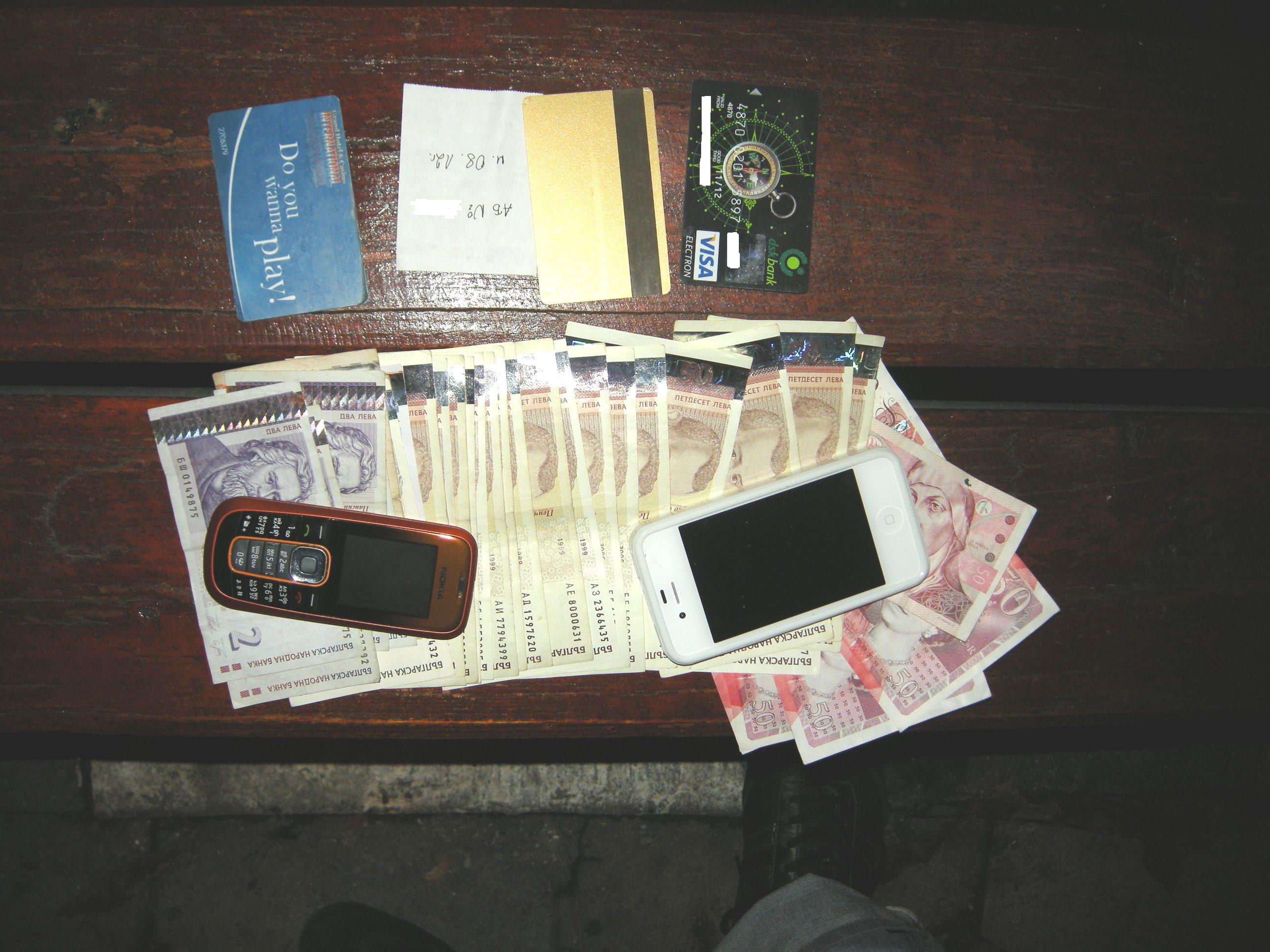 Двама задържани за  теглене на пари с фалшиви карти