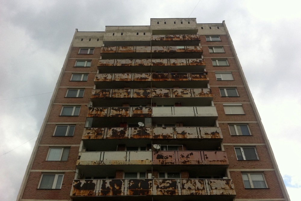 Балкон на блок се откърти от фасадата на сграда в Силистра