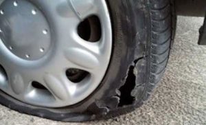 Неизвестен наряза гумите на два автомобила в Дулово