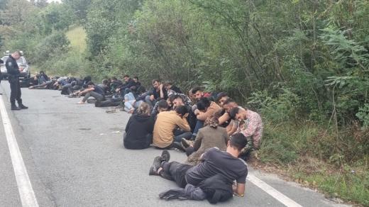 Автобус с 40 мигранти катастрофира след гонка с полицията в Костинброд