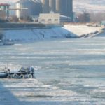 Три кораба са изтласкани от леда на брега на Дунав край Кълъраш