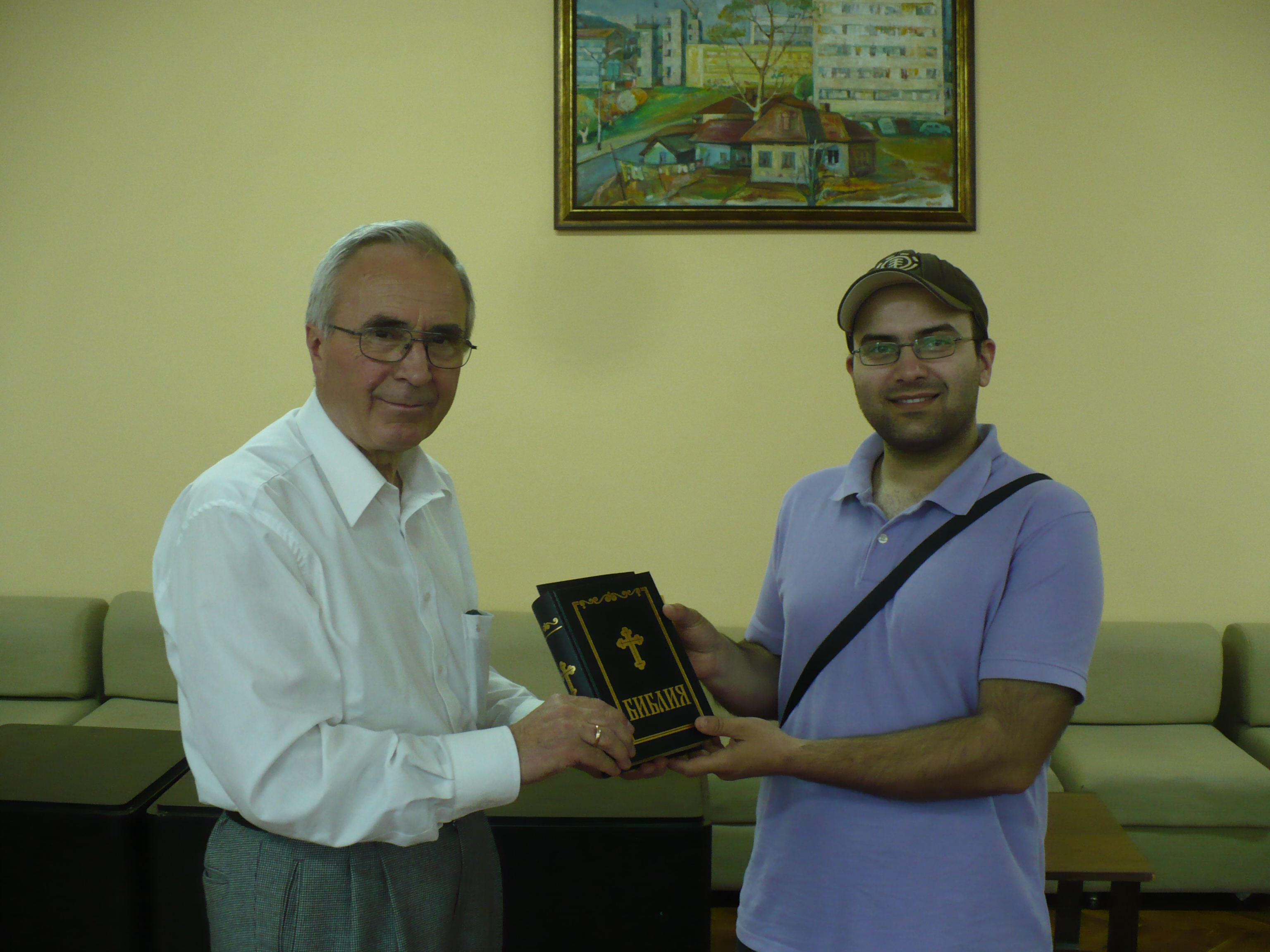 Дарени бяха 30 Библии на екипа на  Регионалната библиотека в Силистра