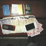 Двама задържани за  теглене на пари с фалшиви карти