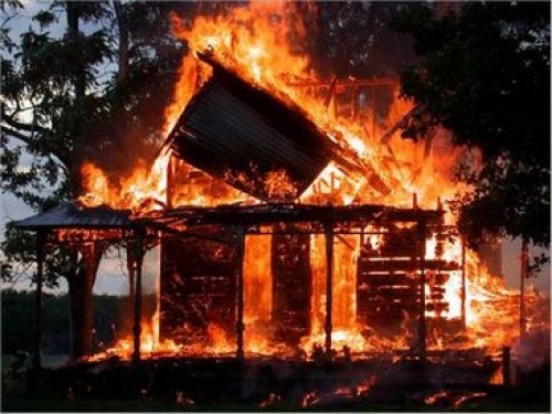 Къща изгоря , заедно със собственика си