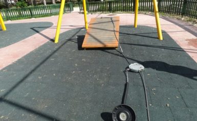 Една от детските площадки в парка , отново беше разбита