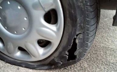 Неизвестен наряза гумите на два автомобила в Дулово